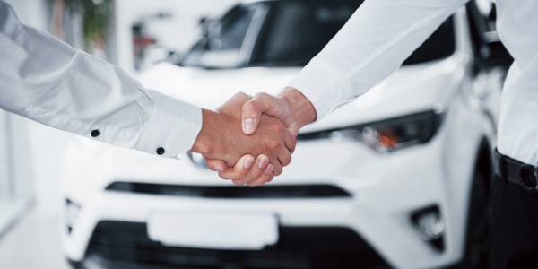 Handen worden geschud bij een succesvolle autoverkoop